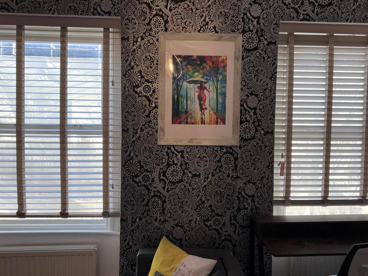 Flat In With Large Patio * Londra